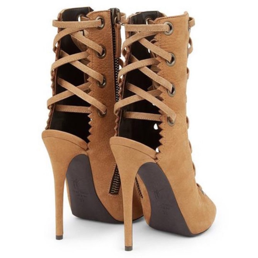 EUC Giuseppe Zanotti Nubuck Lace-Up Ankle
Boots $1,595 36 - Picture 5 of 16